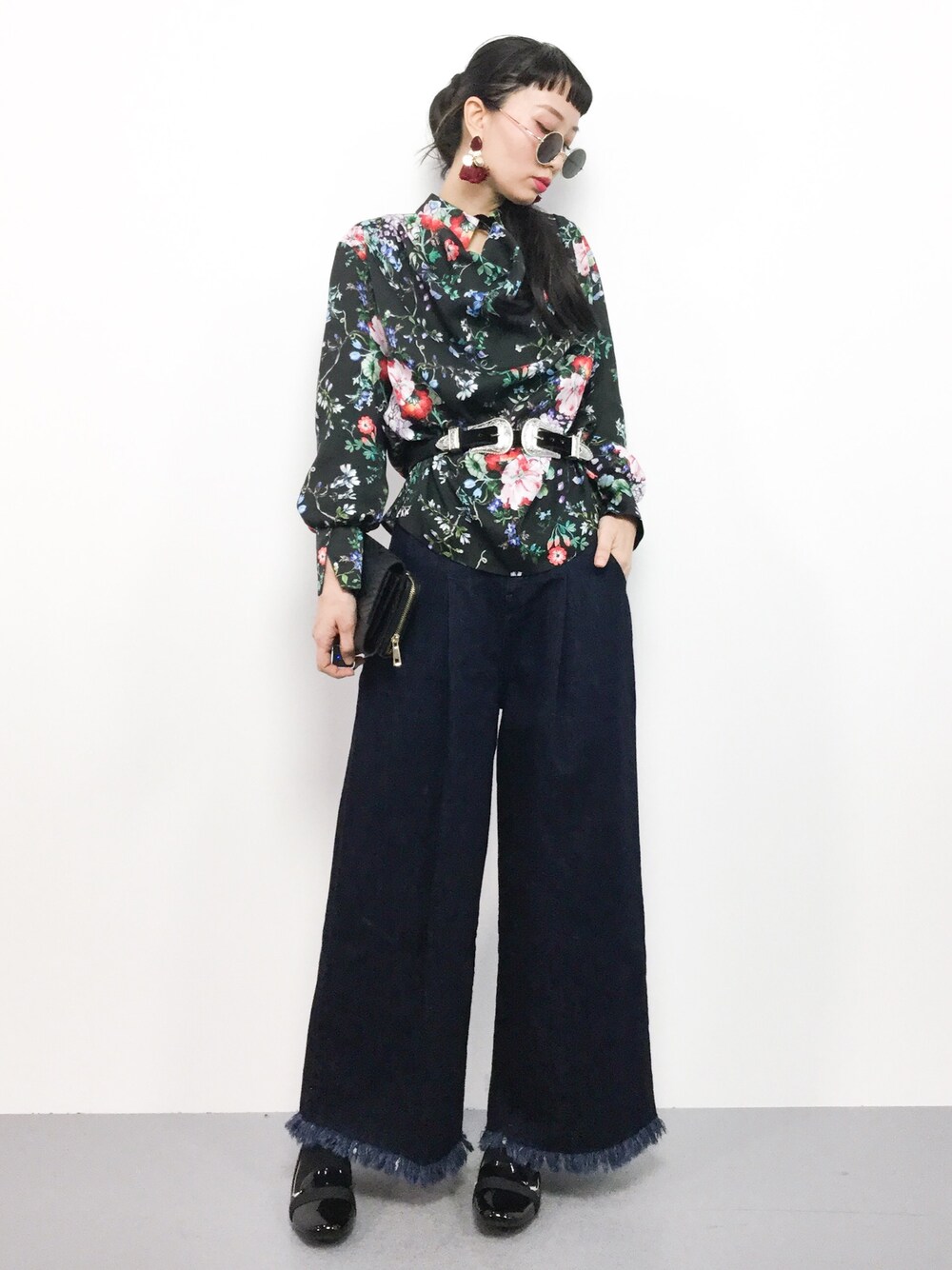 「デニム、ブラウス、ブラック、花柄、黒、大人カジュアル、ワイドパンツ、モード、春、春コーデ」｜「LOUNGEDRESSの【Awfully】フローラルシャツ（シャツ/ブラウス、ブラック系）」を使った、COLLENTE(yuco)さん（レディース・168cm）の冬コーディネートの1枚目の写真