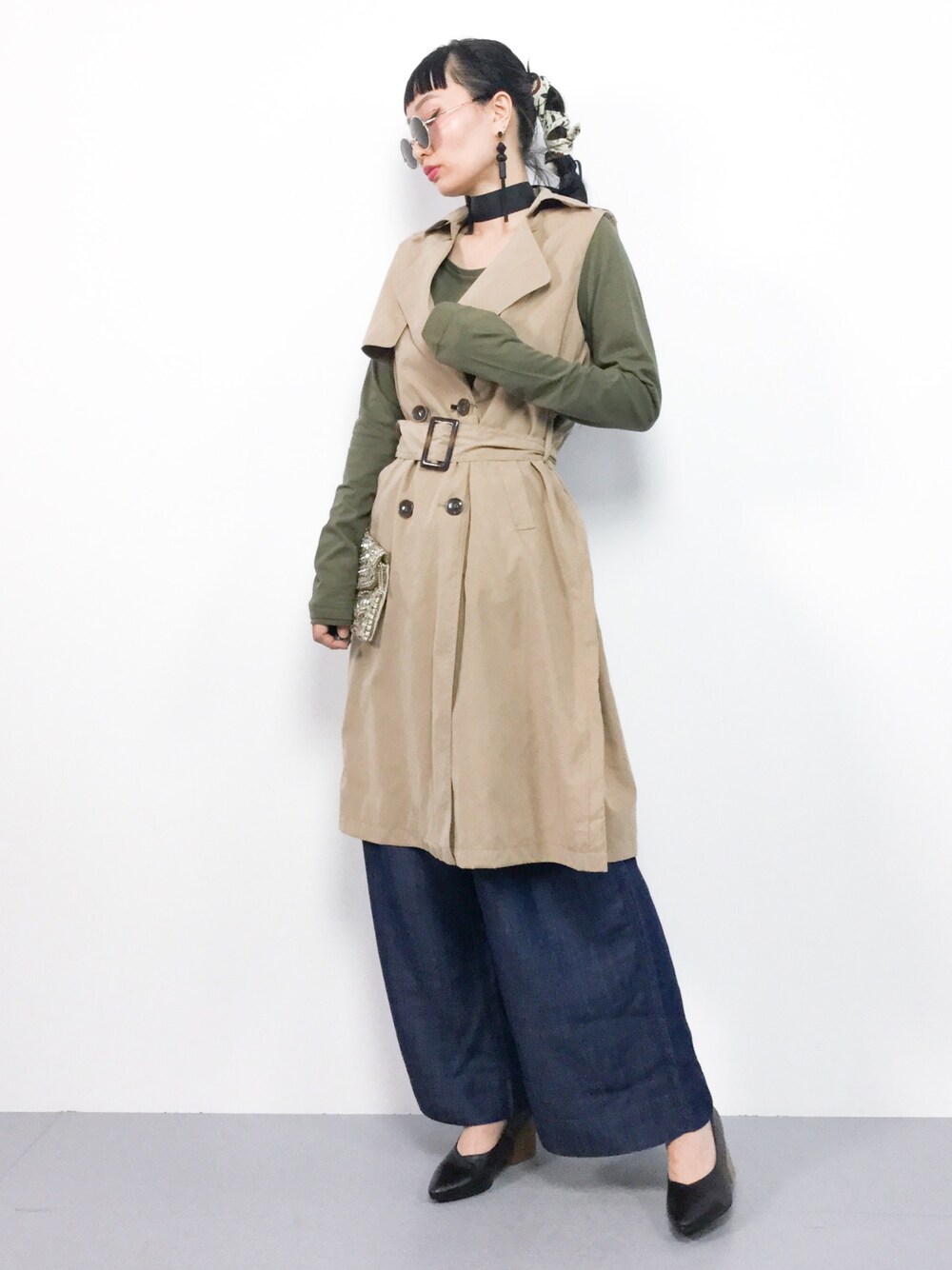 「カットソー、デニム、トレンチコート、ベージュ、大人カジュアル、カーキ、ワイドパンツ、春コーデ、ライトアウター、ワイドデニム」｜「select MOCAの柔らかいピーチ素材◆ウエストベルト付きひざ丈ノースリーブトレンチベスト（トレンチコート、イエロー系）」を使った、COLLENTE(yuco)さん（レディース・168cm）の春コーディネートの1枚目の写真
