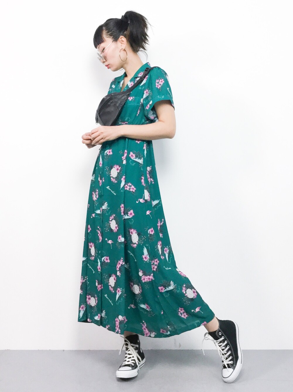 グリーン系のワンピース、ブラック系のボディバッグ/ウエストポーチを着用したレディースの春コーディネートの1枚目の写真