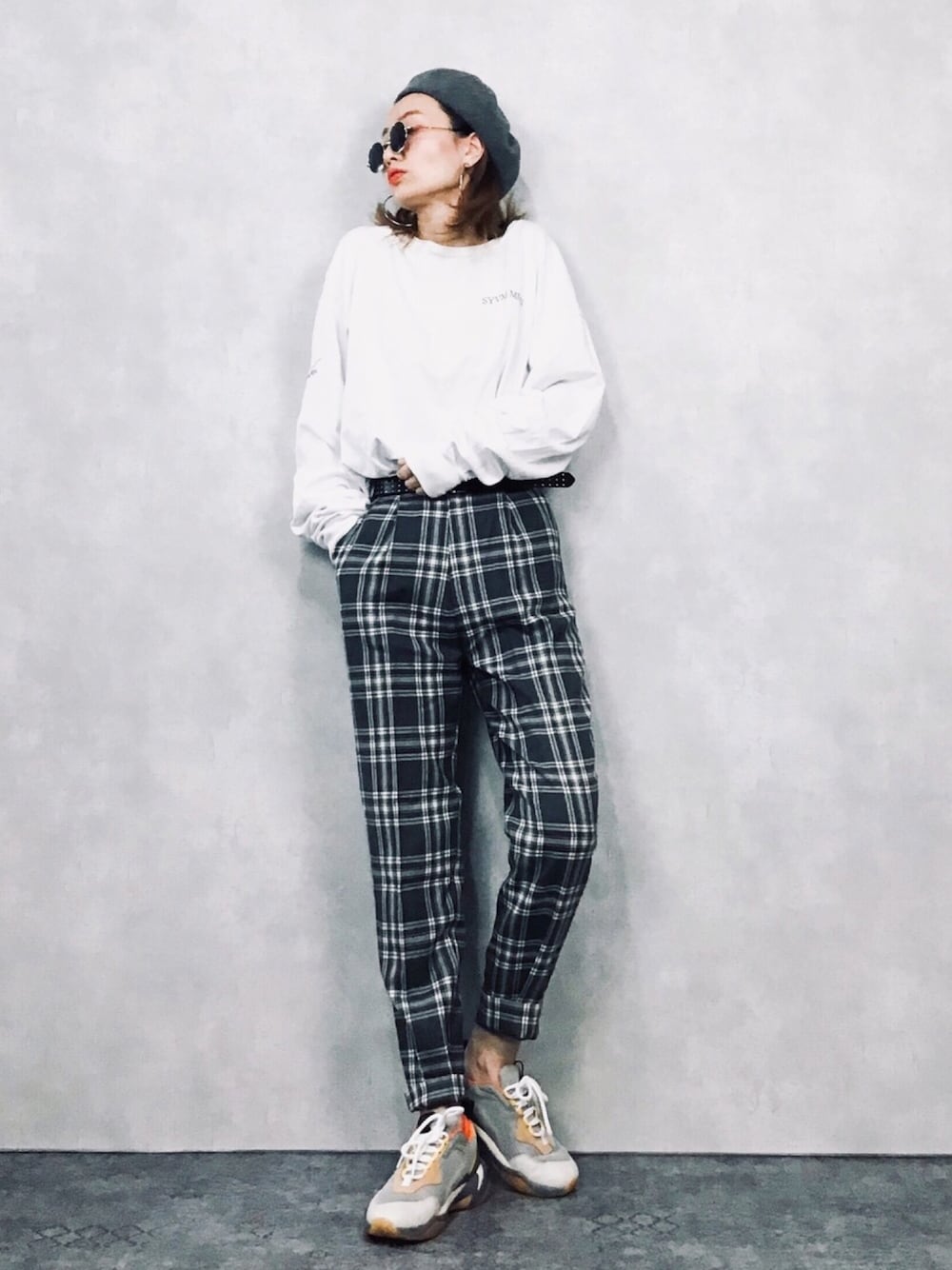 「チェック、チェックパンツ、テーパードパンツ、PUMA、ダッドスニーカー、ベレー帽、古着、古着MIX、vintage、カジュアル」｜「Kastaneの刺繍ロゴルーズロンTee（Tシャツ/カットソー、ホワイト系）」を使った、COLLENTE(yuco)さん（レディース・168cm）の秋コーディネートの1枚目の写真