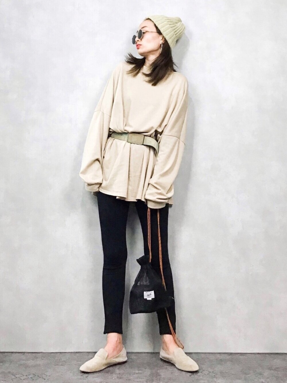 「ゆるコーデ、スウェット、シンプルコーデ、ベージュ、レギンス、ootd、プチプラ、ママファッション、ミニバッグ、サコッシュ」｜「JABUROの【JABURO / ジャブロ】リブニットワッチ ACRYL 2*2 WATCH（ニットキャップ/ビーニー、ベージュ系）」を使った、COLLENTE(yuco)さん（レディース・168cm）の冬コーディネートの1枚目の写真