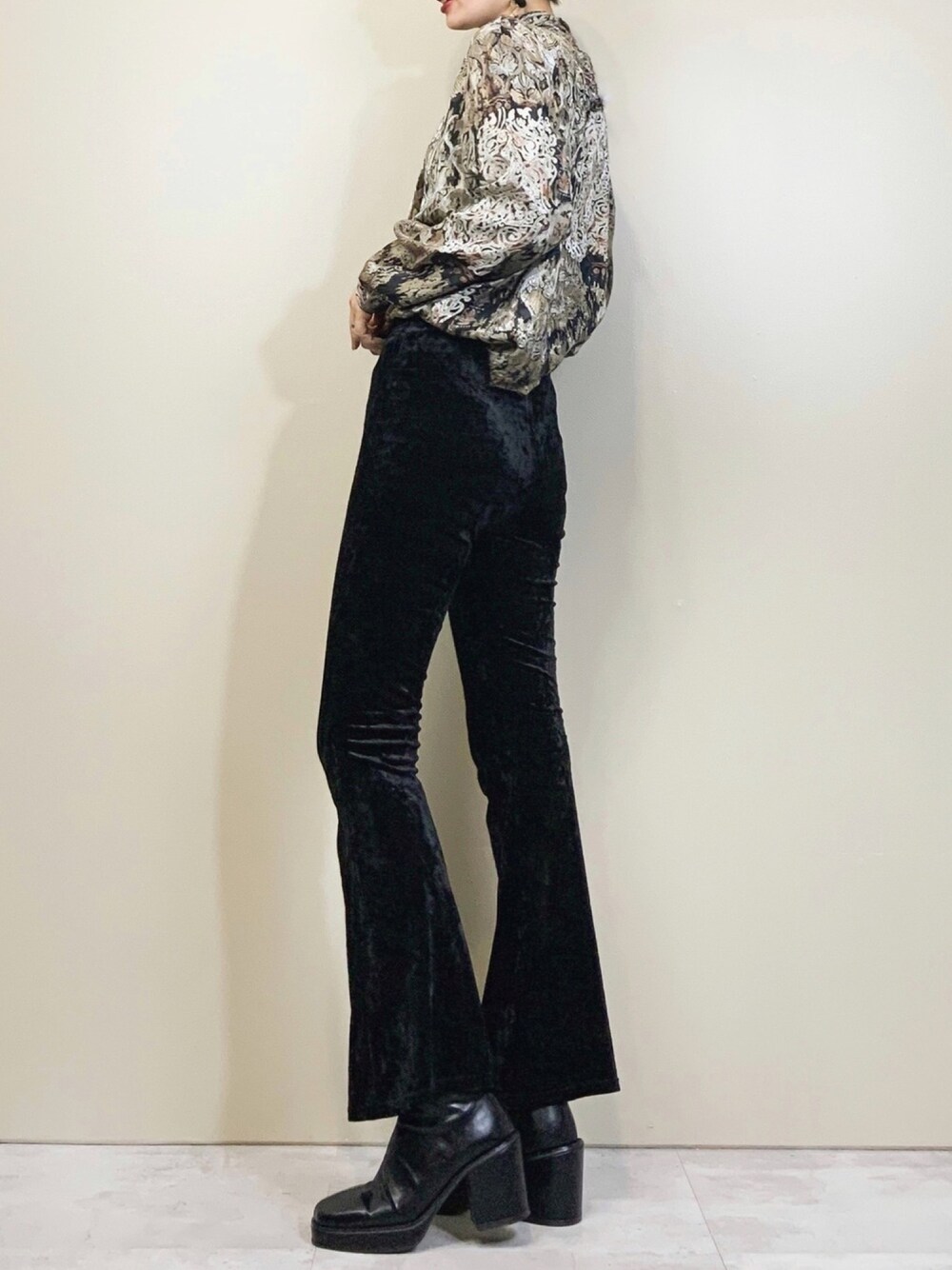「柄シャツ、vintage、古着、古着屋コレンテ、コレンテ、パンツスタイル、シャツスタイル、ブラック、個性派」｜「USEDのMADE IN U.S.A Andre Sauvage tops-1359-9（シャツ/ブラウス、その他）」を使った、COLLENTE(yuco)さん（レディース・168cm）の秋コーディネートの1枚目の写真