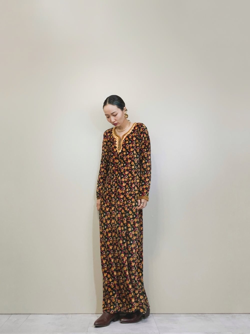 「オトナ女子、vintage、古着、古着女子、古着屋コレンテ、マキシ丈ワンピース、ワンピース、オケージョン、結婚式、ドレス」｜「USEDのFlower design lace neck handmade maxi dress-1517-11（ワンピース、その他）」を使った、COLLENTE(yuco)さん（レディース・169cm）の秋コーディネートの1枚目の写真