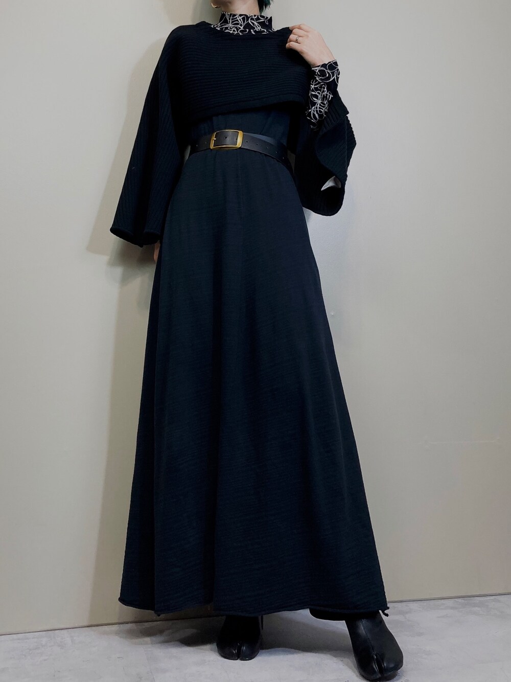 「オールブラック、ブラック、ブラックコーデ、vintage、古着、古着MIX、古着屋コレンテ、オトナ女子、マキシ丈ワンピース」｜「MAISON SPECIALの2WAYボレロトップス【MAISON SPECIAL/メゾンスペシャル】（ニット/セーター、ブラック系）」を使った、COLLENTE(yuco)さん（レディース・169cm）の冬コーディネートの1枚目の写真