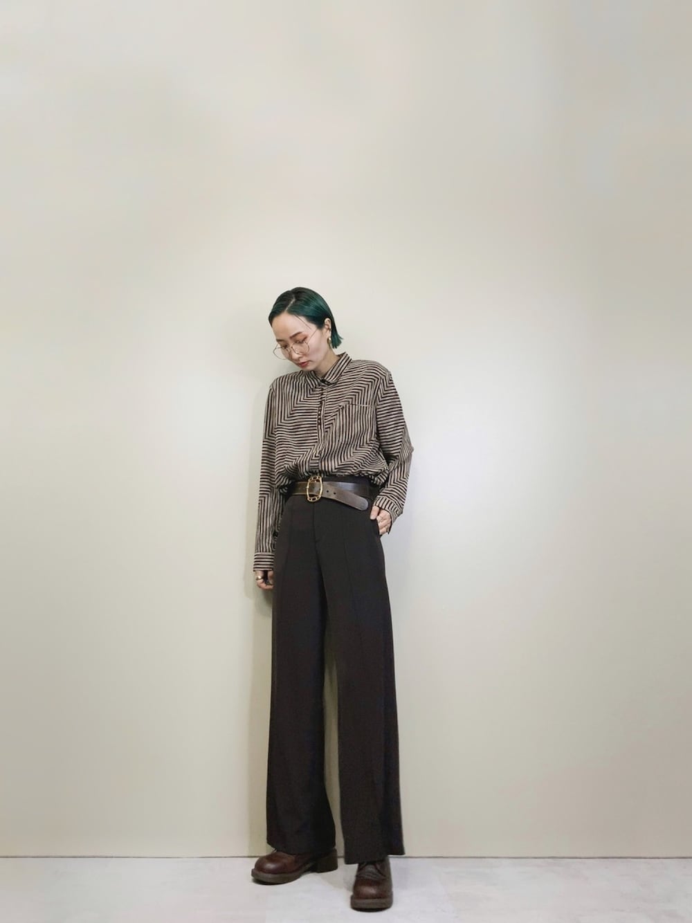 「レトロ、レトロシャツ、柄シャツ、マニッシュ、ブラウン、チョコレート、古着屋コレンテ、古着屋」｜「COLLENTEのアイテム（シャツ/ブラウス、ブラウン系）」を使った、COLLENTE(yuco)さん（レディース・169cm）の冬コーディネートの1枚目の写真