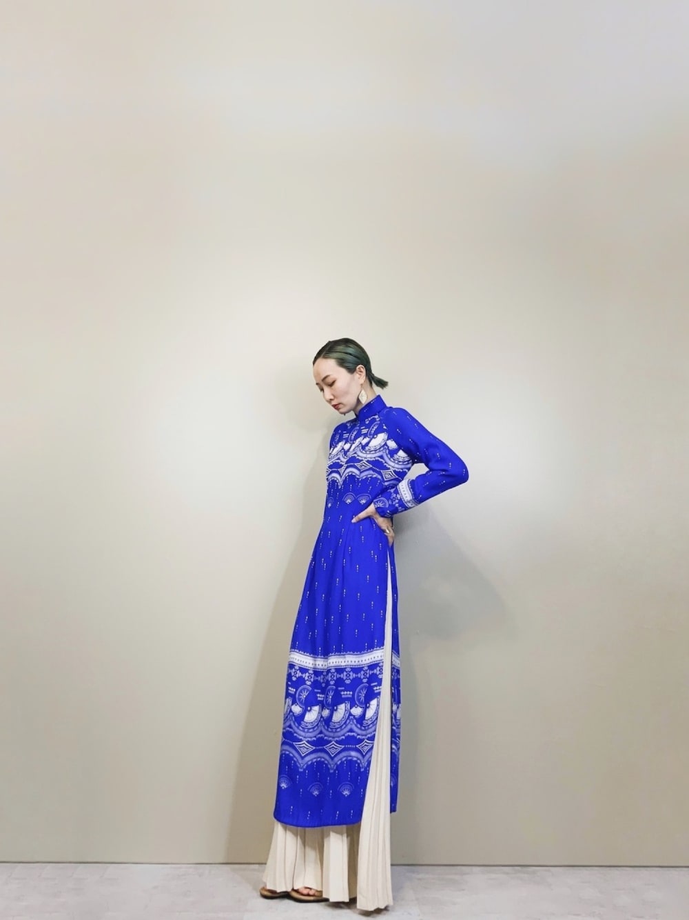 「春カラー、ブルー、チャイナ、チャイナワンピース、個性派、vintage、古着屋、古着屋コレンテ、オトナ女子」｜「COLLENTEのアイテム（ワンピース/ドレス、ブルー系）」を使った、COLLENTE(yuco)さん（レディース・169cm）の春コーディネートの1枚目の写真