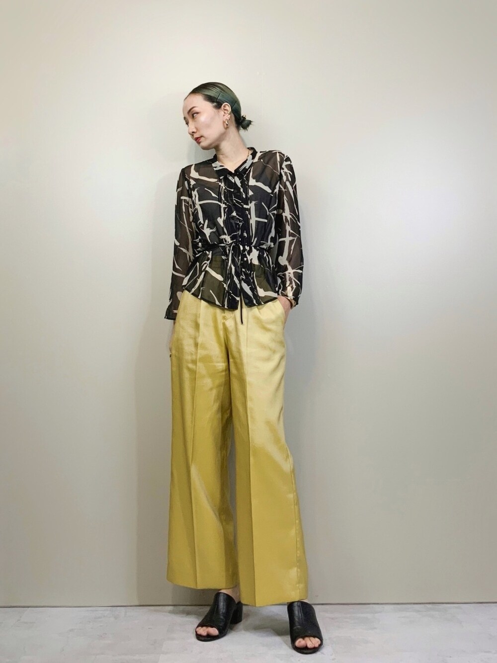 ブラック系のシャツ/ブラウス、その他のその他を着用したレディースの春コーディネートの1枚目の写真