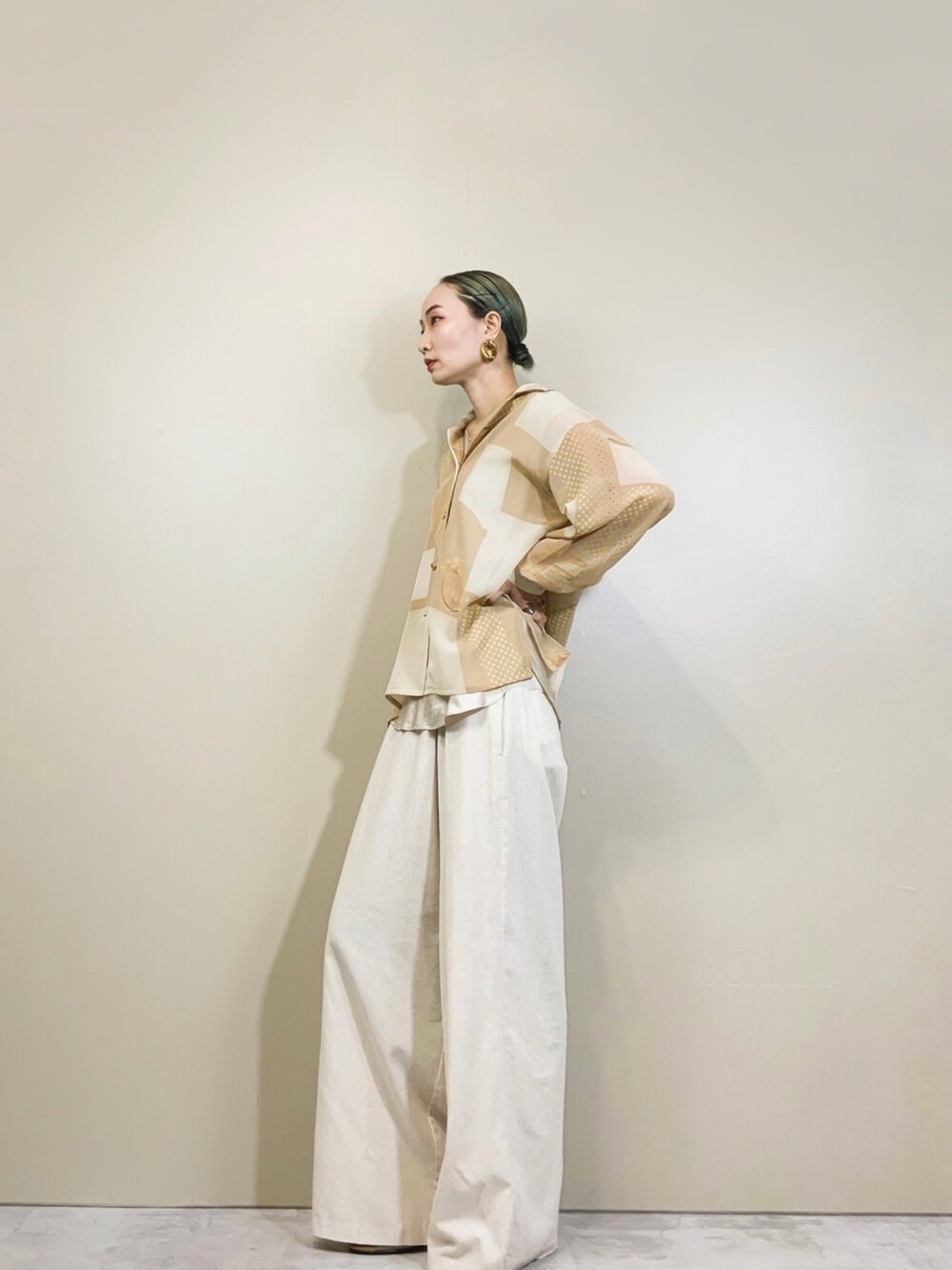 ベージュ系のシャツ/ブラウス、その他のその他を着用したレディースの春コーディネートの1枚目の写真