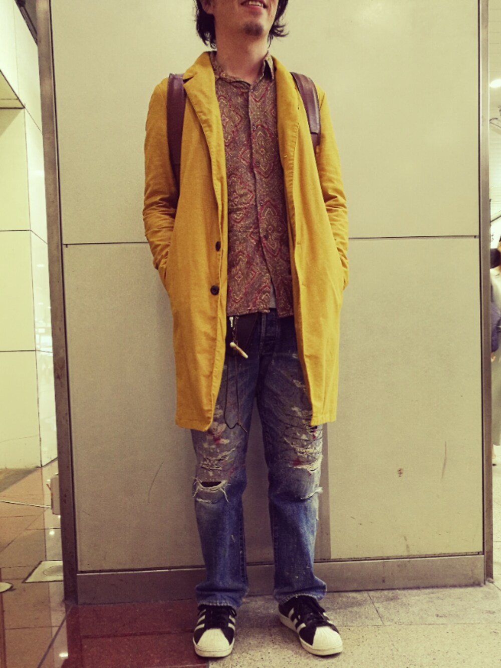 「古着、古着MIX、ペイズリー、デニム、ダメージデニムパンツ、イエロー、チェスターコート、アディダス、シャツスタイル、大人カジュアル」｜「KAZUYUKI KUMAGAIのアイテム（チェスターコート、イエロー系）」を使った、タコさん（メンズ・170cm）の秋コーディネートの1枚目の写真