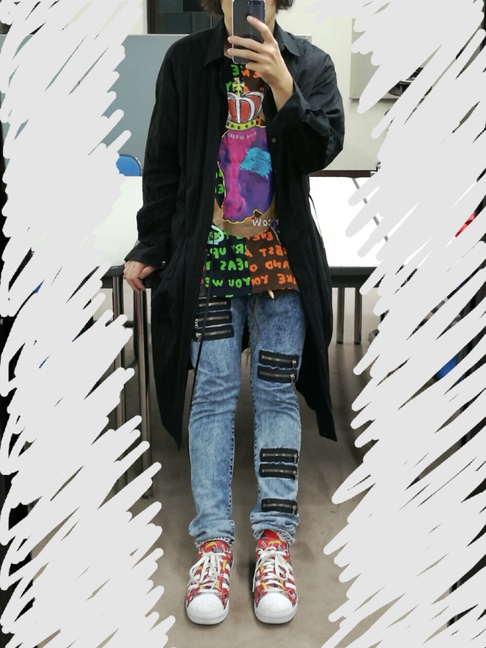 「ビッグT、Tシャツ、スニーカー、カジュアル、オーバーサイズ、ロングシャツ、シャツスタイル、デニム、スキニーデニム、ケミカルウォッシュ」｜「SHAREEFのSTRIPE DOBBY LONG SHIRTS（シャツ/ブラウス、ブラック系）」を使った、タコさん（メンズ・170cm）の秋コーディネートの1枚目の写真