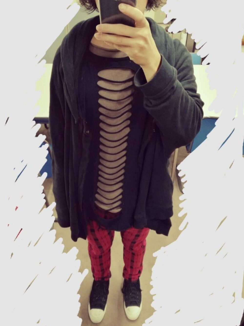 「黒、赤、ビッグシルエット、スキニー、スニーカー、converse、moonagedevilment、LAD MUSICIAN、SHAREEF、秋コーデ」｜「LAD MUSICIANのアイテム（パーカー、ブラック系）」を使った、タコさん（メンズ・170cm）の秋コーディネートの1枚目の写真