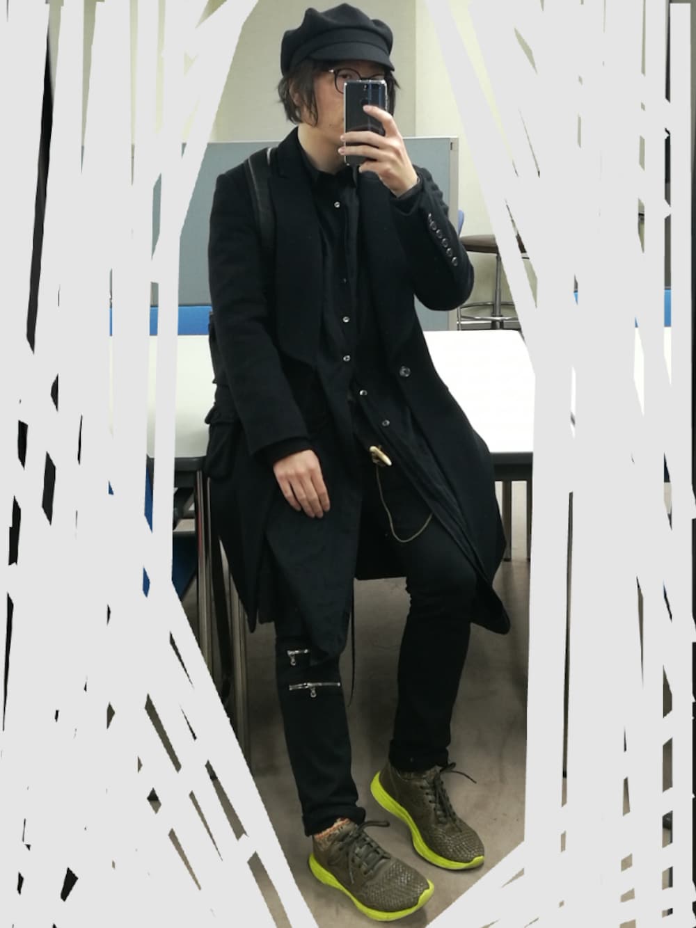 「NIKE、ドラフトナイキ、スニーカーコーデ、黒、ブラック、オールブラック、シンプル、黒スキニー、ロングカーディガン、チェスターコート」｜「SHAREEFのHB MELTON CHESTER COAT（チェスターコート、ブラック系）」を使った、タコさん（メンズ・170cm）の冬コーディネートの1枚目の写真