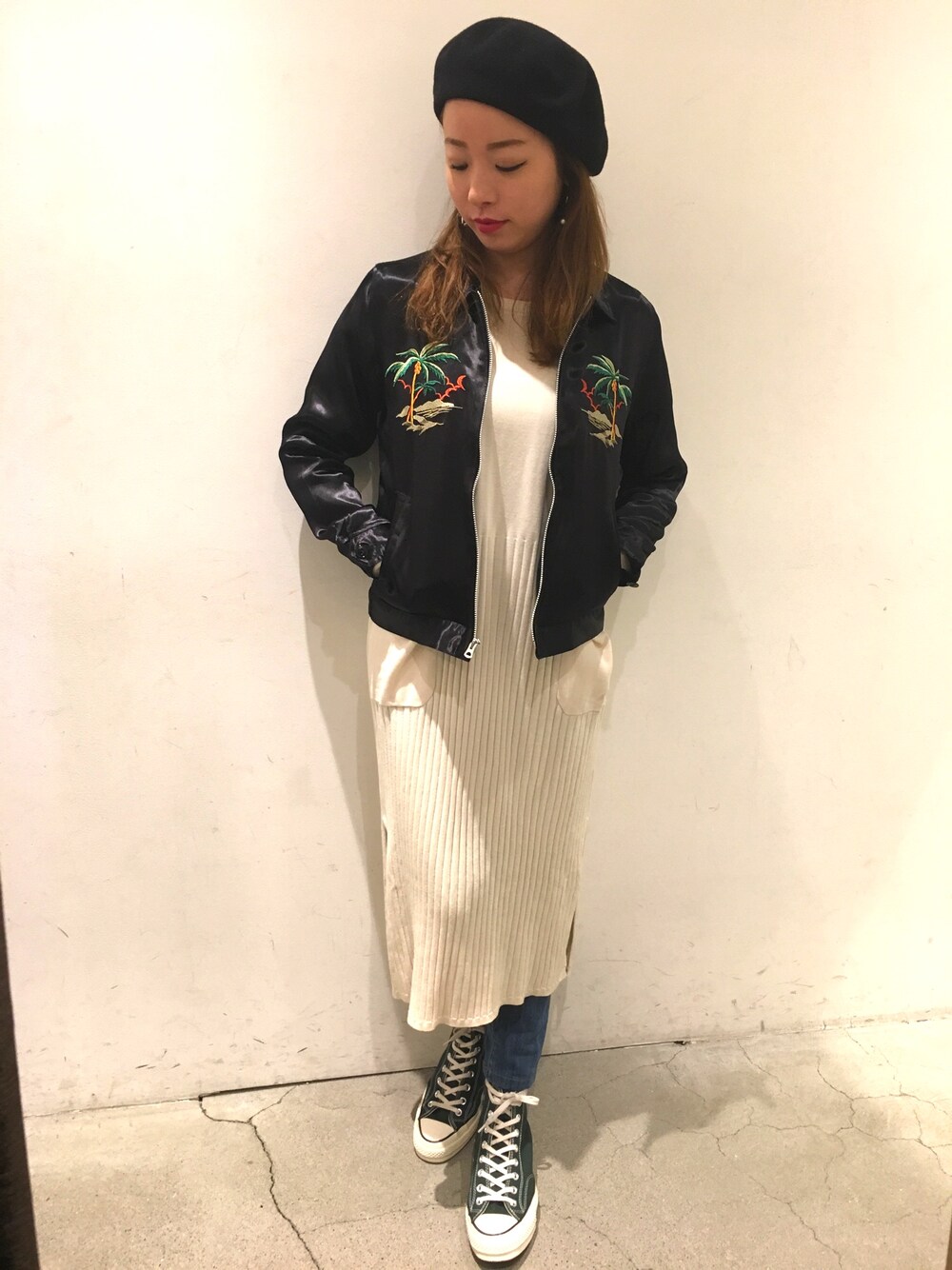 ブラック系のブルゾン、ホワイト系のワンピースを着用したレディースの冬コーディネートの1枚目の写真