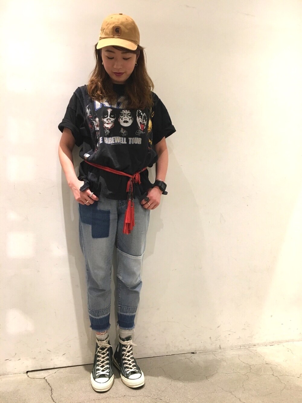 ブルー系のデニムパンツを着用したレディースの春コーディネートの1枚目の写真