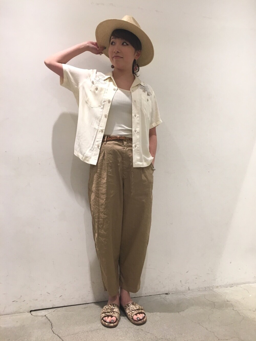 ホワイト系のシャツ/ブラウス、ホワイト系のタンクトップ、ブラウン系のベルトを着用したレディースの夏コーディネートの1枚目の写真