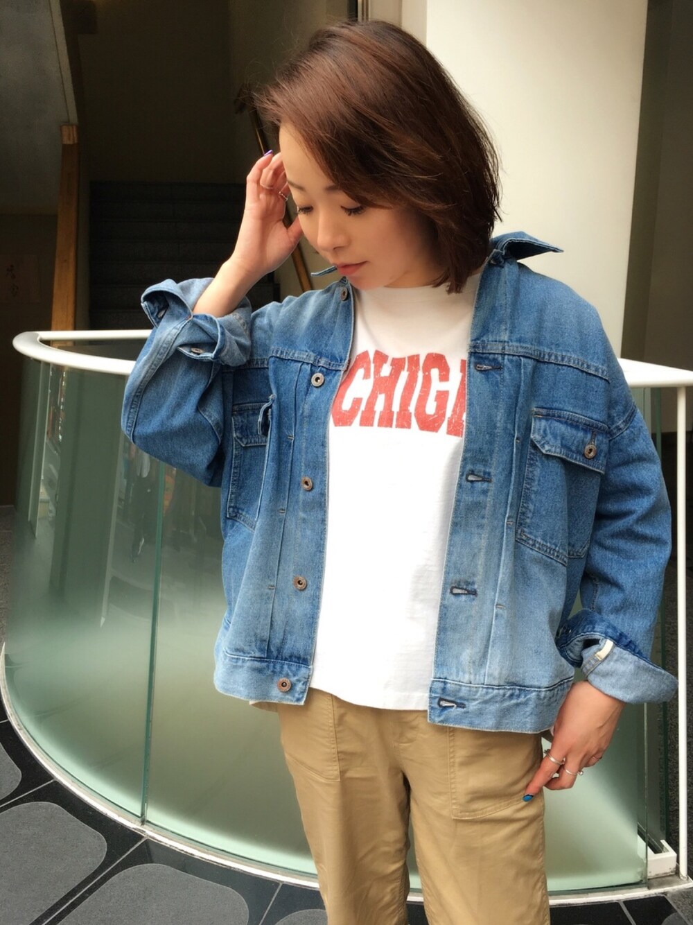 ホワイト系のTシャツ/カットソー、ブルー系のデニムジャケット、ベージュ系のその他パンツを着用したレディースの秋コーディネートの1枚目の写真