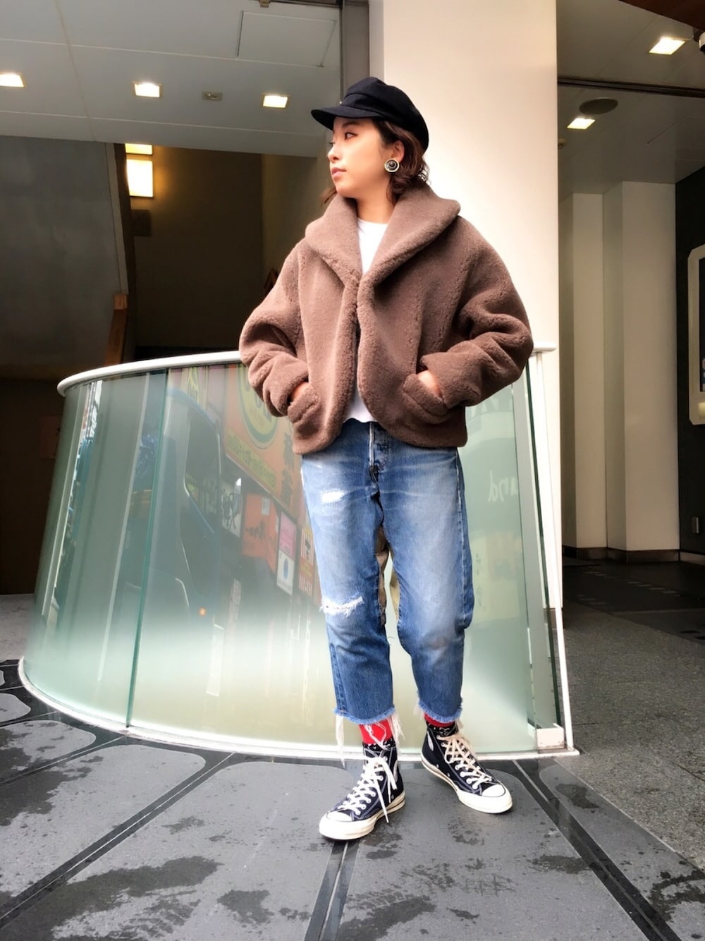 ブラウン系のブルゾン、ホワイト系のTシャツ/カットソー、ブラック系のハンチング/ベレー帽を着用したレディースの秋コーディネートの1枚目の写真