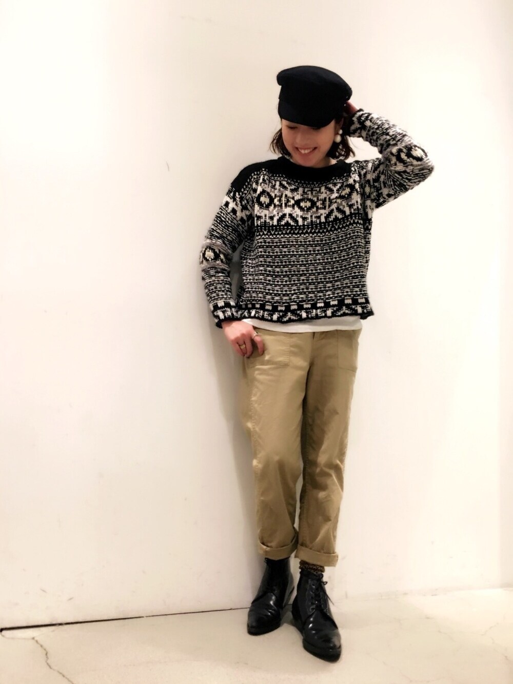 ベージュ系のその他パンツ、ブラック系のニット/セーター、ブラック系のハンチング/ベレー帽を着用したレディースの秋コーディネートの1枚目の写真