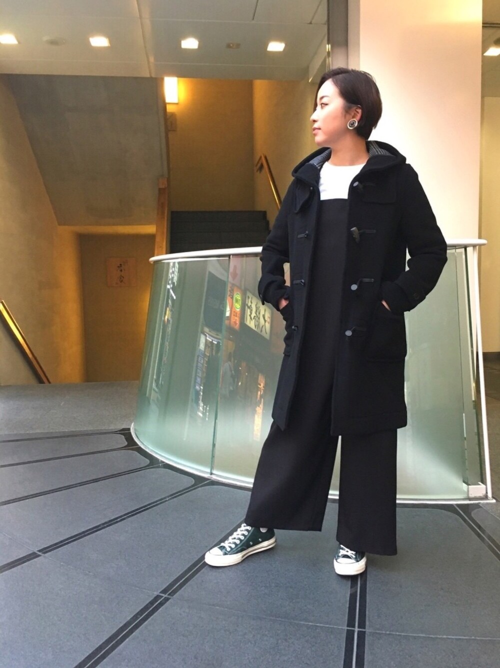 ホワイト系のTシャツ/カットソー、ブラック系のダッフルコート、ブラック系のサロペット/オーバーオールを着用したレディースの冬コーディネートの1枚目の写真