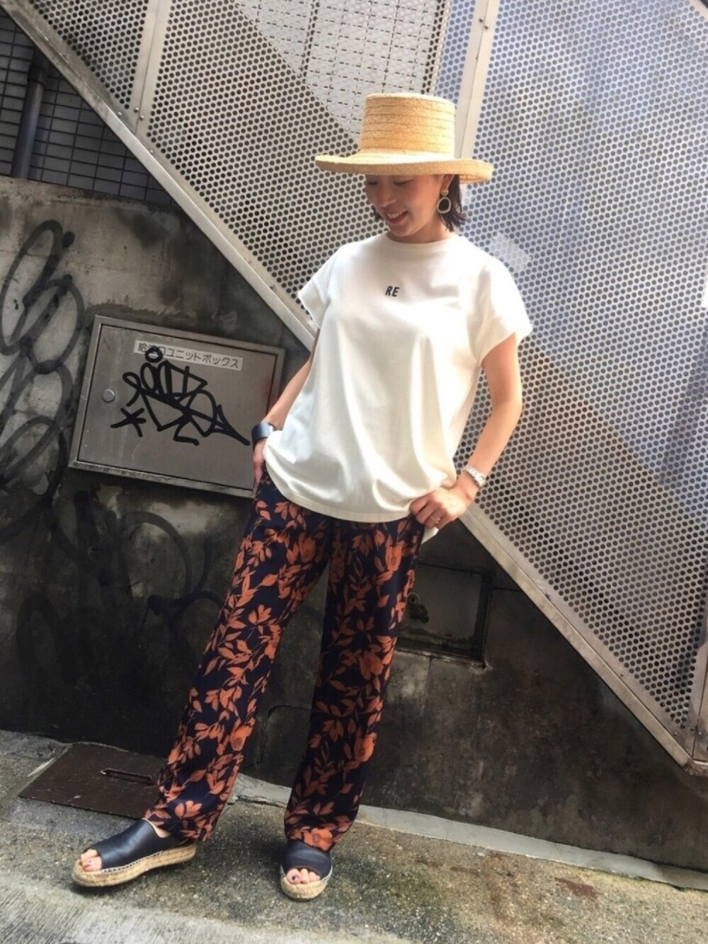 ホワイト系のTシャツ/カットソー、その他のその他パンツを着用したレディースの夏コーディネートの1枚目の写真