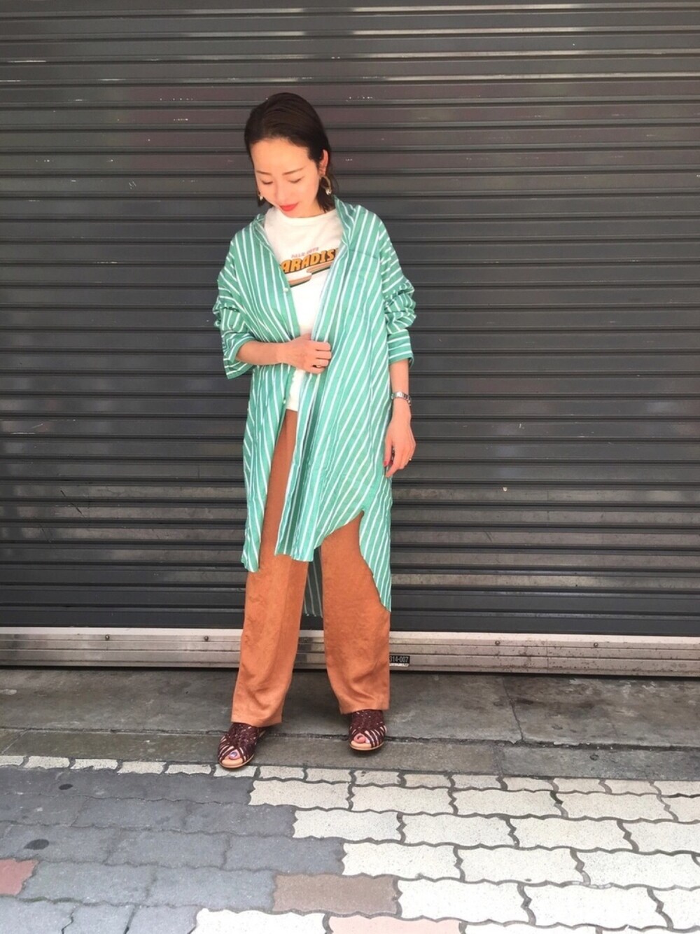 グリーン系のワンピース、ホワイト系のTシャツ/カットソー、オレンジ系のその他パンツを着用したレディースの夏コーディネートの1枚目の写真