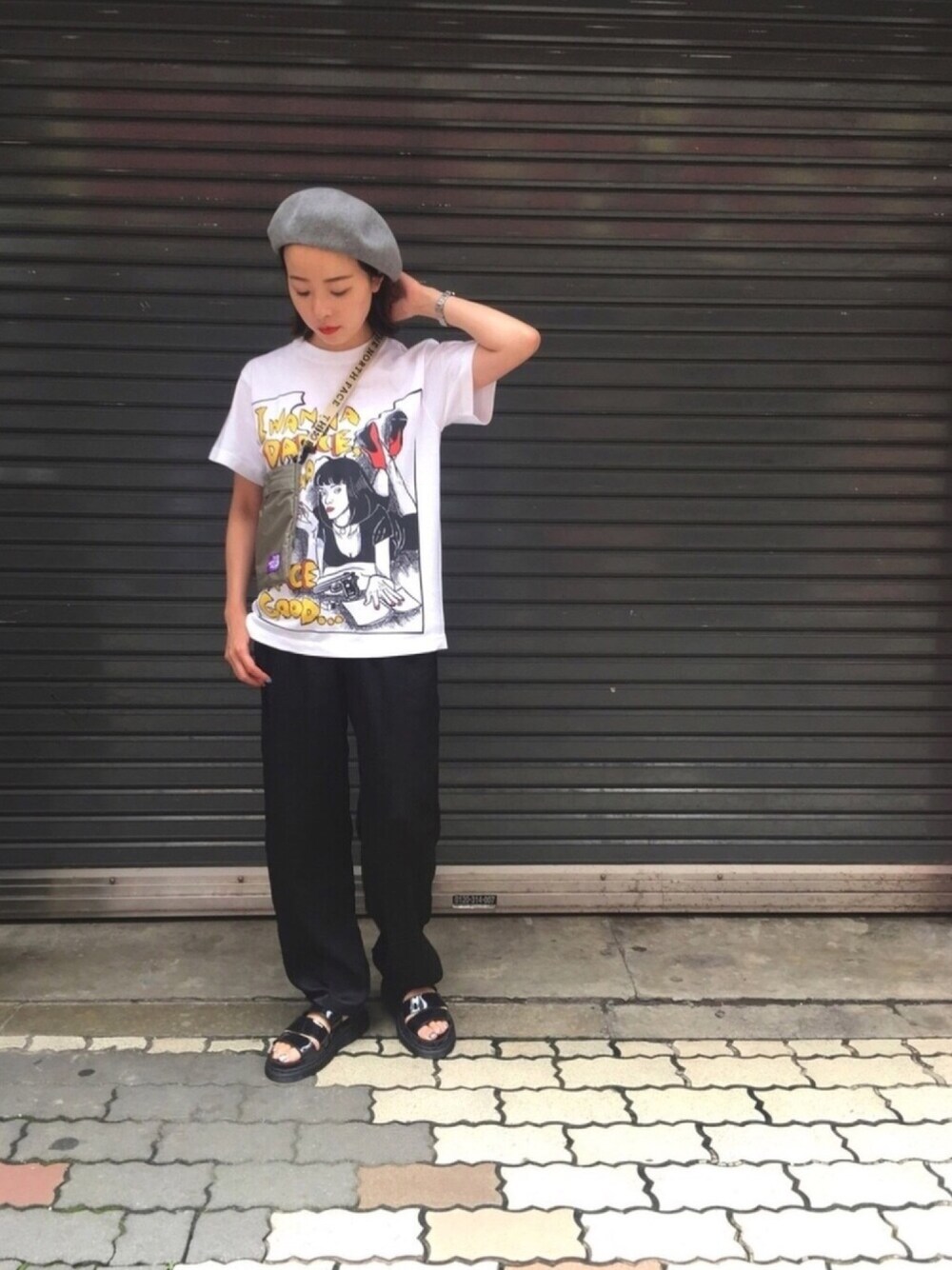 ホワイト系のTシャツ/カットソー、ブラック系のその他パンツ、ブラック系のサンダルを着用したレディースの夏コーディネートの1枚目の写真