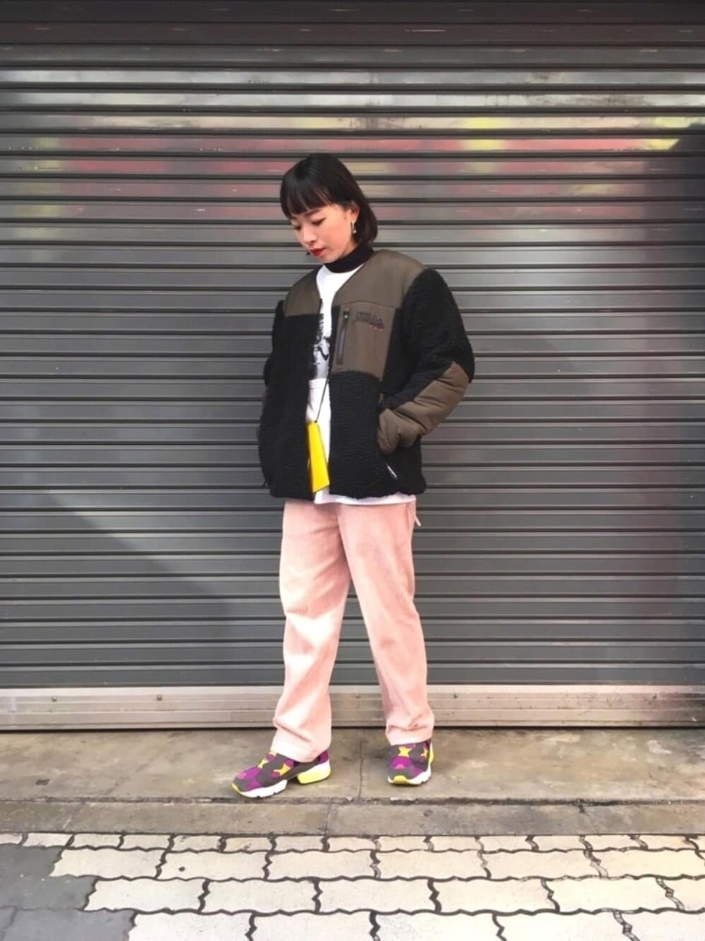 ブラック系のダウンジャケット/コート、ホワイト系のTシャツ/カットソー、ピンク系のパンツを着用したレディースの冬コーディネートの1枚目の写真