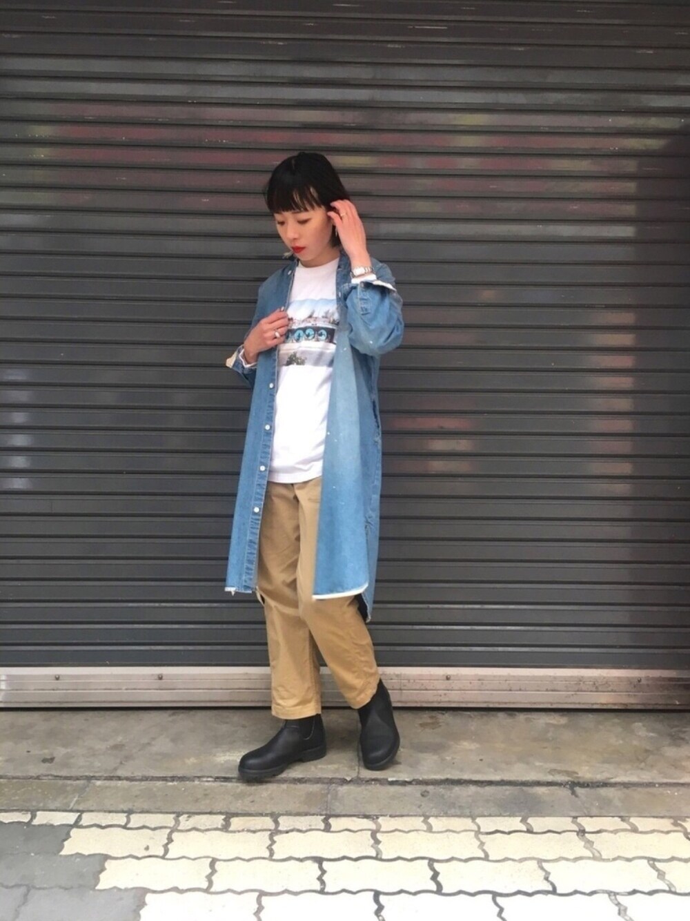 ブルー系のシャツワンピース、ベージュ系のその他パンツ、ホワイト系のTシャツ/カットソーを着用したレディースの冬コーディネートの1枚目の写真