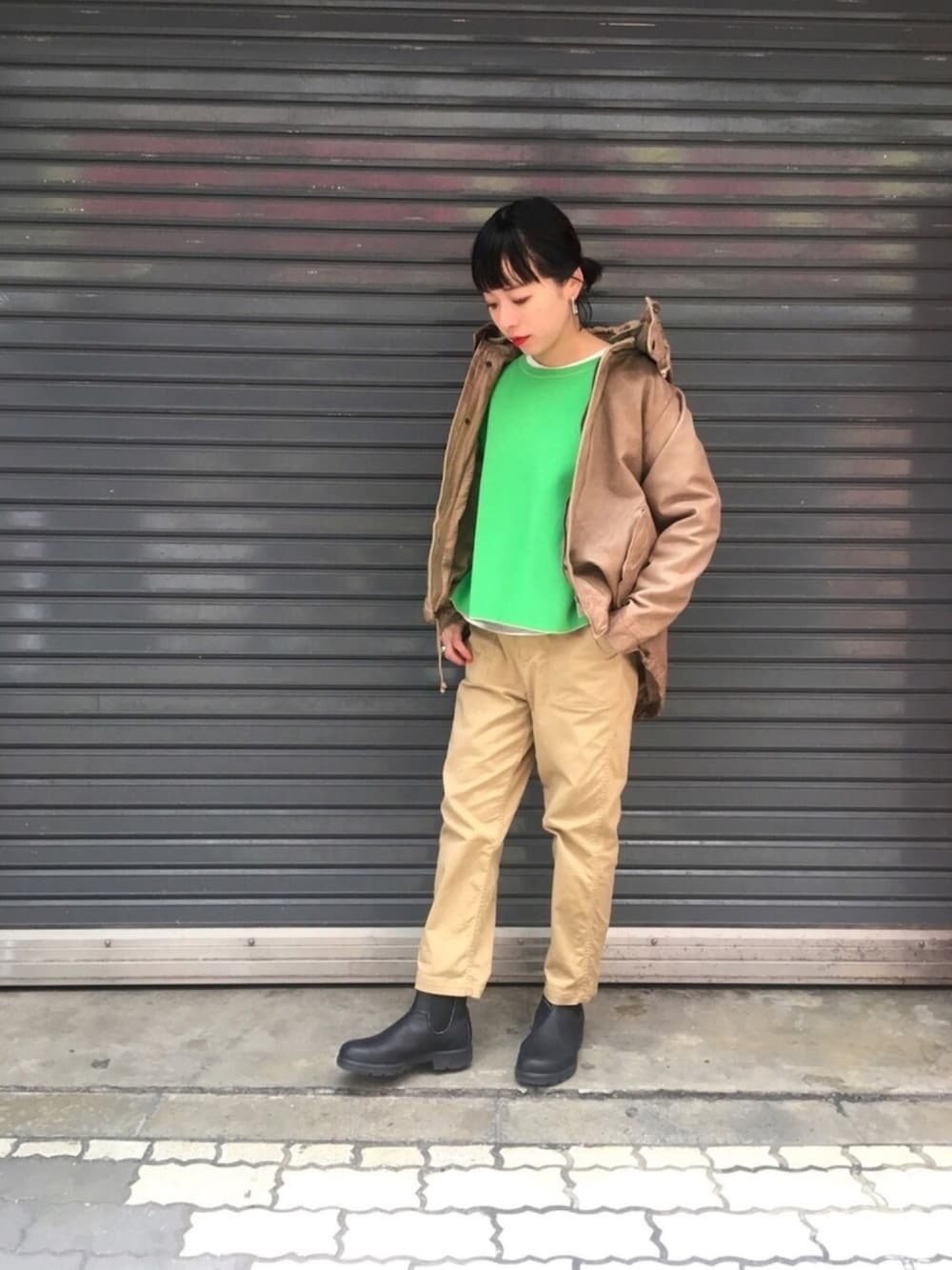 ベージュ系のブルゾン、ホワイト系のニット/セーター、ベージュ系のその他パンツを着用したレディースの冬コーディネートの1枚目の写真