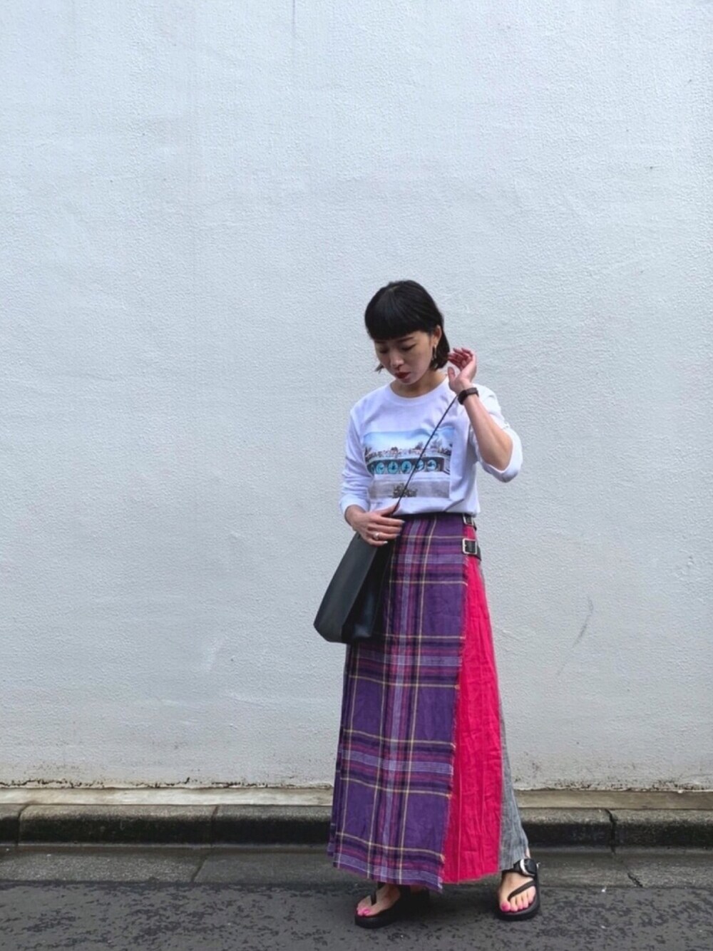 ホワイト系のTシャツ/カットソー、ブラック系のトートバッグ、ピンク系のスカートを着用したレディースの冬コーディネートの1枚目の写真