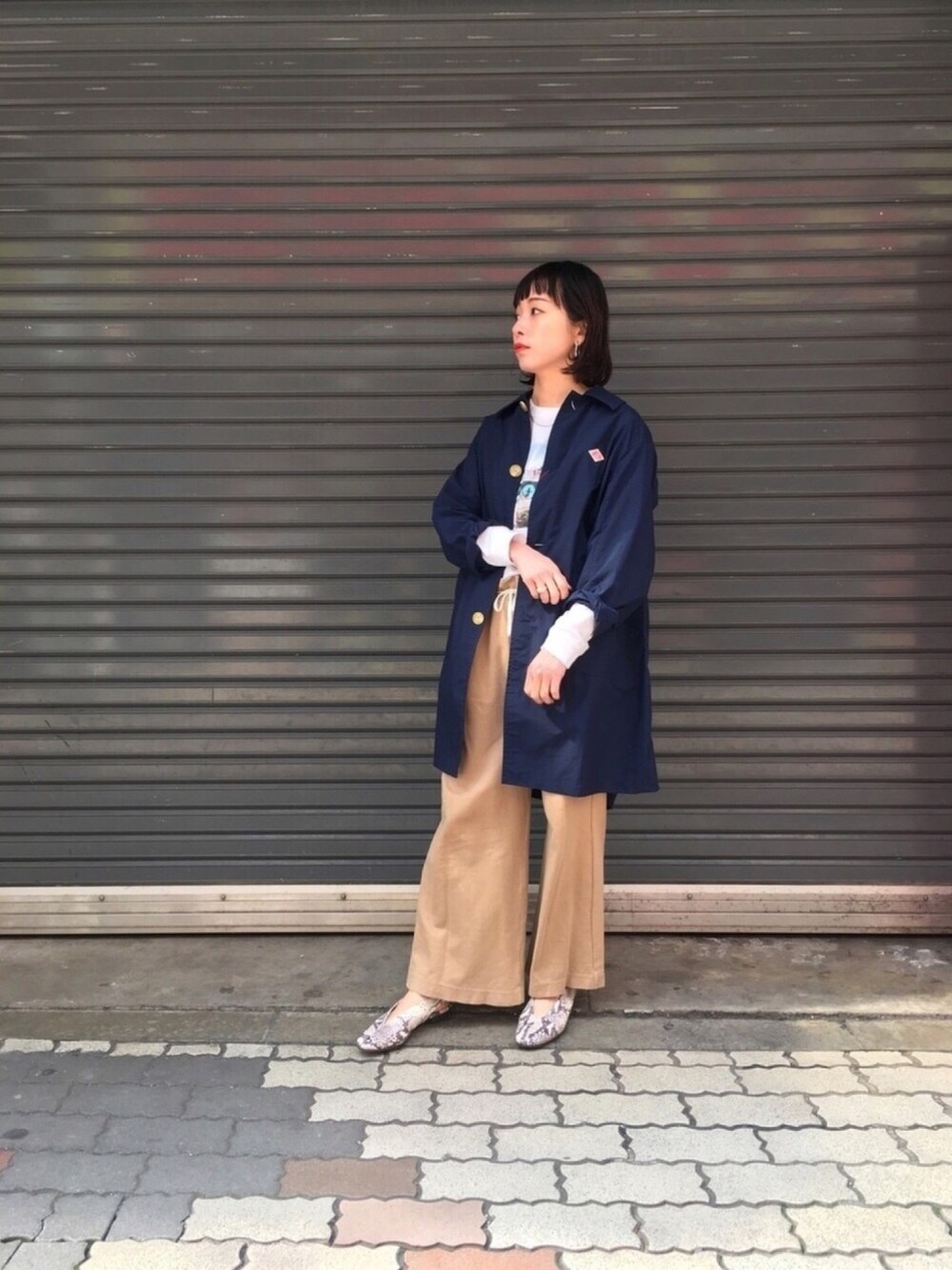 ホワイト系のTシャツ/カットソー、ベージュ系のパンツ、その他のパンプスを着用したレディースの冬コーディネートの1枚目の写真