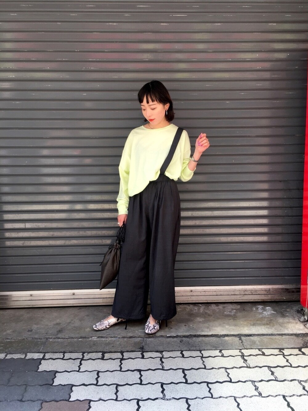 イエロー系のTシャツ/カットソー、ブラウン系のエコバッグ/サブバッグ、その他のパンプスを着用したレディースの春コーディネートの1枚目の写真