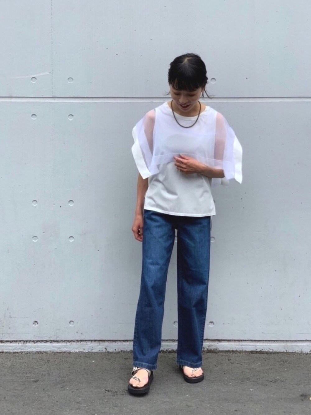 その他のサンダル、ブルー系のデニムパンツ、ホワイト系のTシャツ/カットソーを着用したレディースの春コーディネートの1枚目の写真
