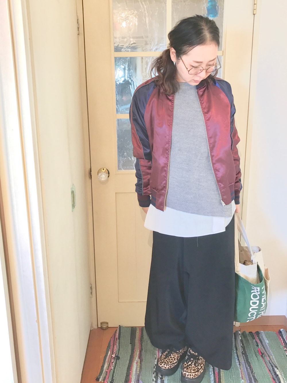 「大人カジュアル、メンズライク、スカジャン、とろみパンツ、丸メガネ、ラバーソール、レオパードシューズ、アシンメトリー、KBF、ピンクリボン」｜「KBFのKBF　スーベニアジャケット（その他アウター、パープル系）」を使った、なるラムさん（レディース・160cm）の冬コーディネートの1枚目の写真