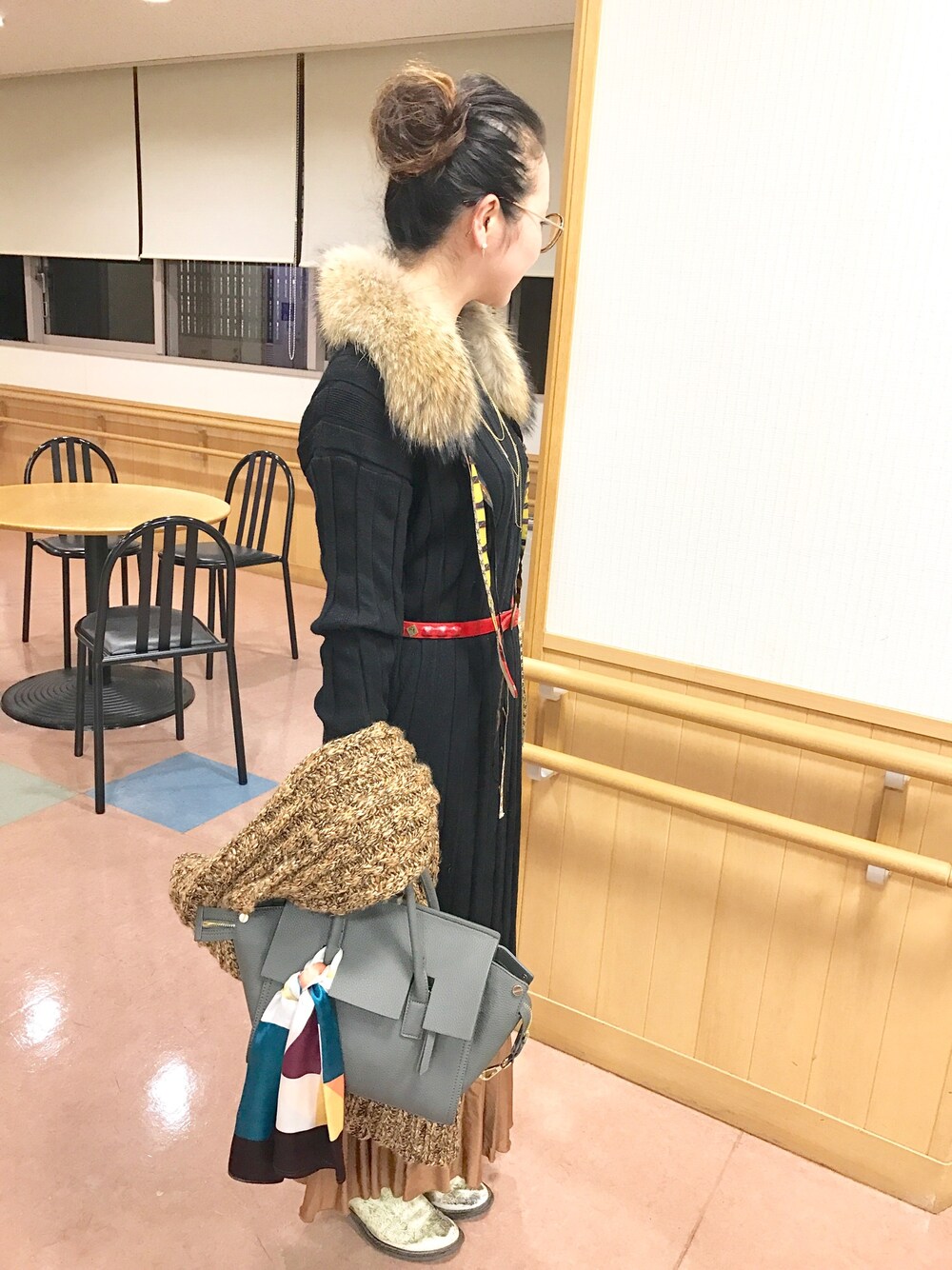 「オトナカジュアル、クリスマスイブ、ファー襟、ファー小物、プリーツスカート、KBF、GU、忘年会、丸メガネ、ピンクリボン」｜「KBFのKBF　バックオープンリブワンピース（ワンピース、ブラック系）」を使った、なるラムさん（レディース・160cm）の冬コーディネートの1枚目の写真