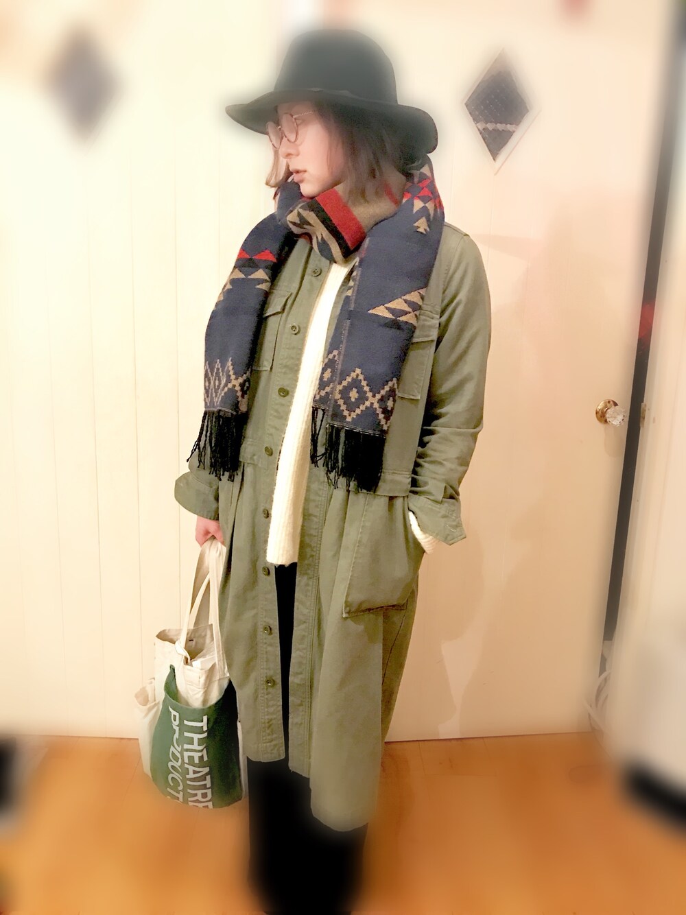 グリーン系のその他アウター、グリーン系のトートバッグ、ブラック系のその他パンツを着用したレディースの冬コーディネートの1枚目の写真