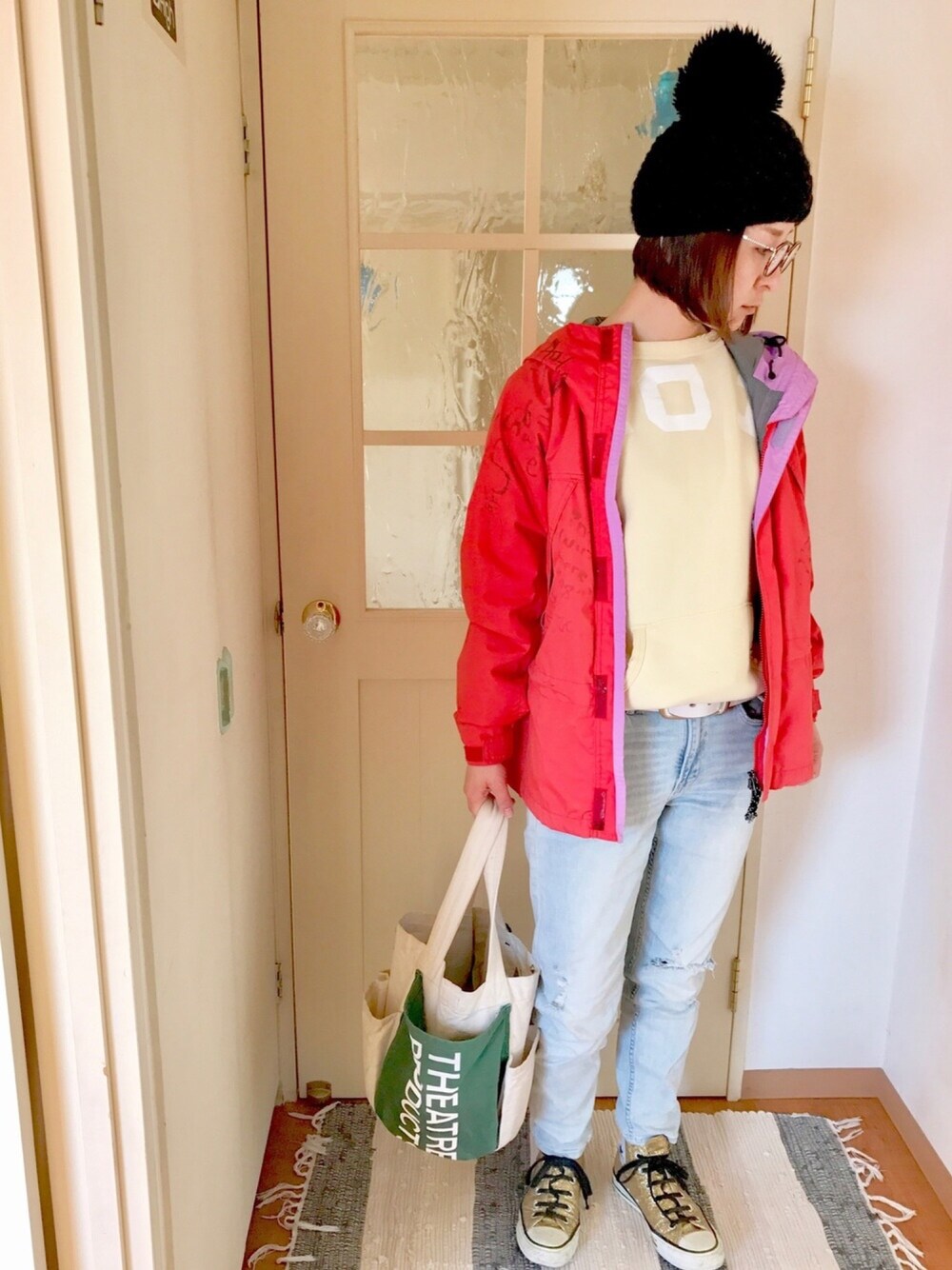 「受験生、トレーナー、スエット、ダメージデニムパンツ、ニット帽、丸メガネ、ラクガキ、カジュアルガーリー、デニムスタイル、ピンクリボン」｜「H&Mのアイテム（デニムパンツ、ブルー系）」を使った、なるラムさん（レディース・160cm）の冬コーディネートの1枚目の写真