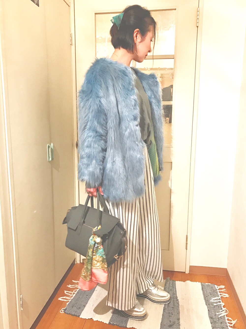 「休日スタイル、ファーコート、Vネック、ワイドパンツ、ストライプパンツ、ホワイトパンツ、ウィングチップシューズ、シルバーシューズ、スカーフアレンジ、ピンクリボン」｜「AHCAHCUM.muchachaのファイクファー　LJK（ノーカラージャケット、ブルー系）」を使った、なるラムさん（レディース・160cm）の冬コーディネートの1枚目の写真