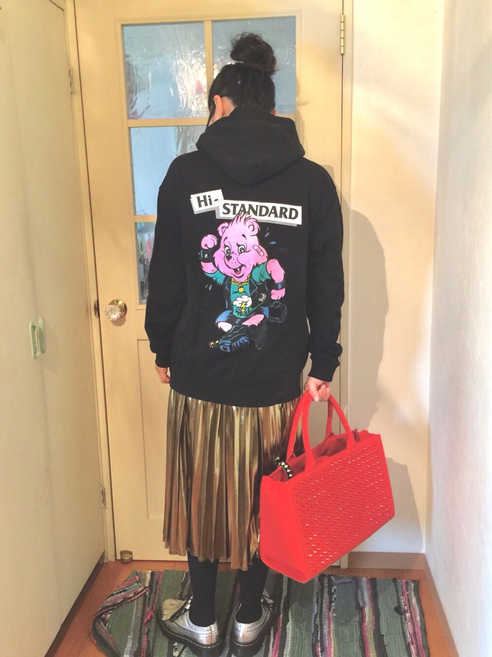 「ママファッション、ライブTシャツ、LIVEコーデ、ライブコーデ、バンドT、ハイスタンダード、ootd、ゴールド、スタッズ、ピンクリボン」｜「MISHKAのアイテム（パーカー、ブラック系）」を使った、なるラムさん（レディース・160cm）の冬コーディネートの1枚目の写真