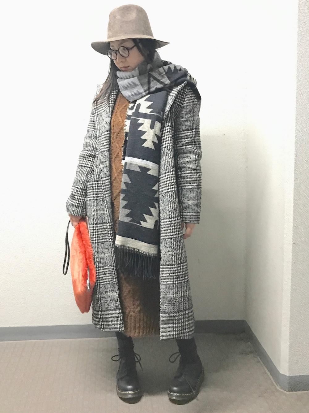 「極寒、オトナカジュアル、ニット、チェスターコート、きれいめカジュアル、マフラー、ストール、ootd、ボアクラッチ、ピンクリボン」｜「URBAN RESEARCHのアイテム（メガネ、ブラック系）」を使った、なるラムさん（レディース・160cm）の冬コーディネートの1枚目の写真