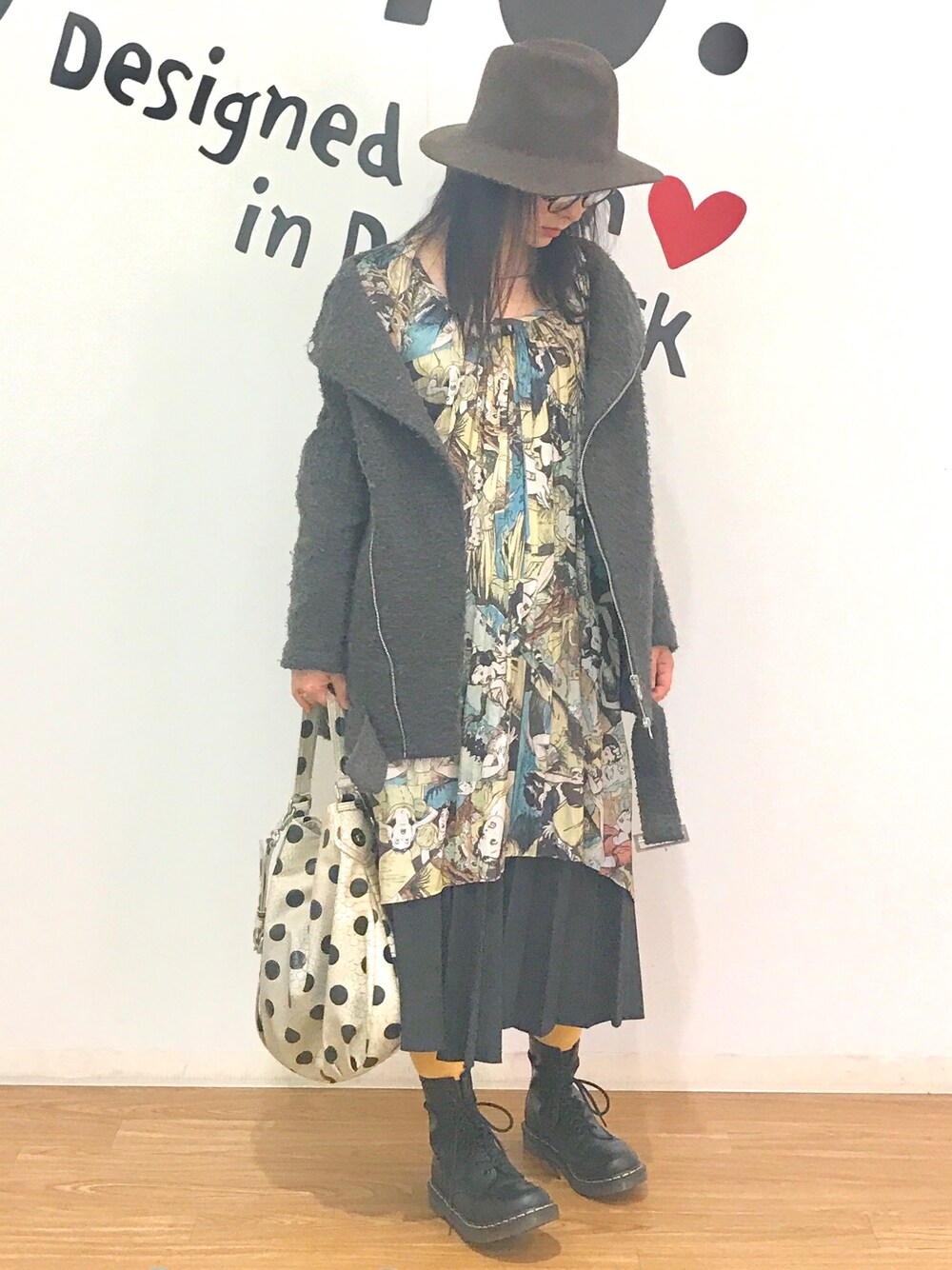 「休日スタイル、ootd、白雪姫、ライダースジャケット、ビッグシルエット、オーバーサイズ、アシンメトリーワンピース、あちゃちゅむ、カラータイツ、ピンクリボン」｜「GUのアイテム（ハット、ベージュ系）」を使った、なるラムさん（レディース・160cm）の冬コーディネートの1枚目の写真