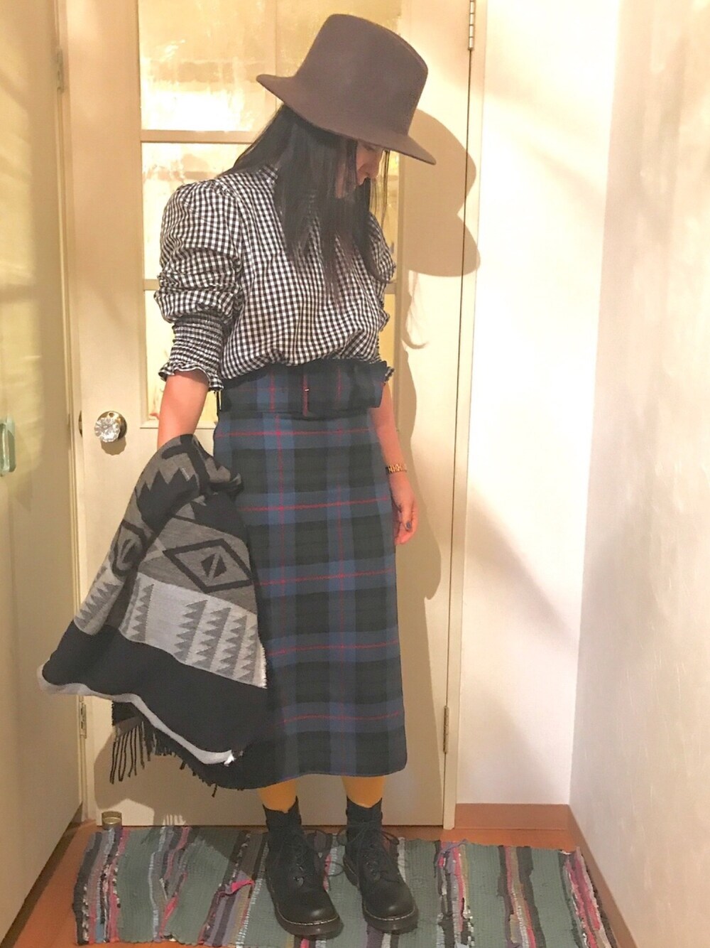 「ザラジョ、ZARA、大人カジュアル、ootd、タイトスカート、ハイウエスト、キレイめ、太ベルト、パフスリーブ、ピンクリボン」｜「GUのアイテム（ハット、ベージュ系）」を使った、なるラムさん（レディース・160cm）の冬コーディネートの1枚目の写真