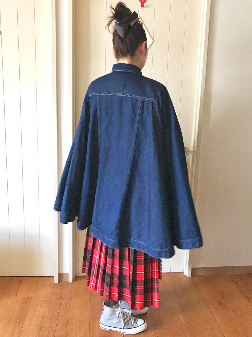 「春、デニムジャケット、ポンチョ、タータンチェック、プリーツスカート、コンバース、コンバース ハイカット、ラメソックス、ZARA、ピンクリボン」｜「ZARAのアイテム（デニムジャケット、ブルー系）」を使った、なるラムさん（レディース・160cm）の春コーディネートの1枚目の写真