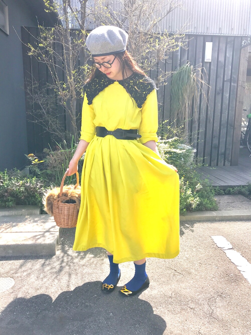 「春、お花見、フレアスカート、ワンピース、ベレー帽×メガネ、丸メガネ、黄色、お花見コーデ、太ベルト、付け襟」｜「Sunny cloudsのサニークラウズ　花の名はワンピース＜レディース＞　（ワンピース、イエロー系）」を使った、なるラムさん（レディース・160cm）の春コーディネートの1枚目の写真