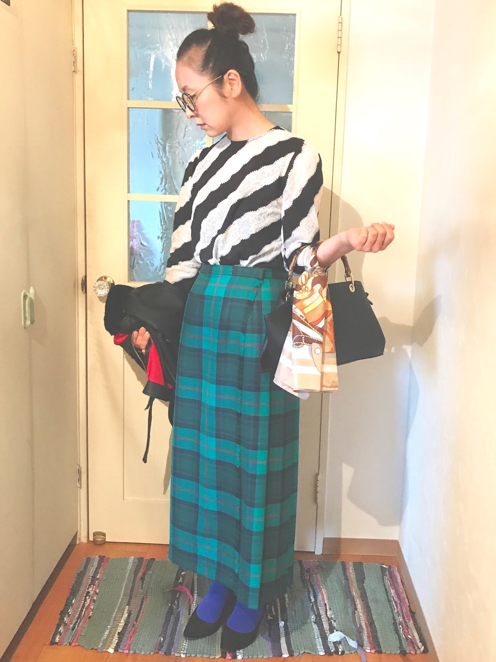 「おしゃれさんと繋がりたい、ootd、オトナカジュアル、キルトスカート、タータンチェック、プリーツスカート、休日スタイル、チェックスカート、おだんごヘアー、ピンクリボン」｜「THEATRE PRODUCTSのバイヤスロゴジャガード ブラウス（シャツ/ブラウス、ブラック系）」を使った、なるラムさん（レディース・160cm）の秋コーディネートの1枚目の写真