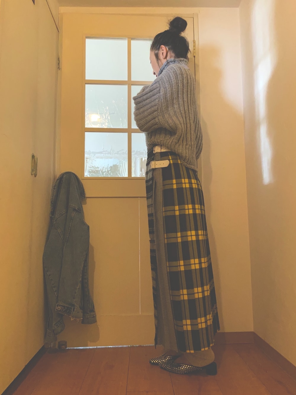 「ローゲージニット、ローゲージタートルネックセーター、プリーツスカート、ONEIL OF DUBLIN、冬コーデ、年末WEAR感謝祭、ニットコーデ、グレーニット、チェックスカート、ピンクリボン」｜「O'NEIL of DUBLINのO'neil of Dublin シャギーマキシスカート（スカート、イエロー系）」を使った、なるラムさん（レディース・160cm）の冬コーディネートの1枚目の写真