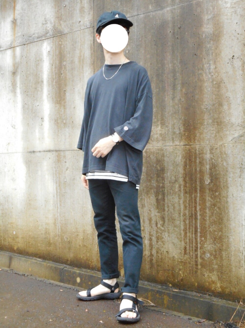 ブラック系のデニムパンツ、ブラック系のサンダル、ブラック系のTシャツ/カットソーを着用したメンズの夏コーディネートの1枚目の写真