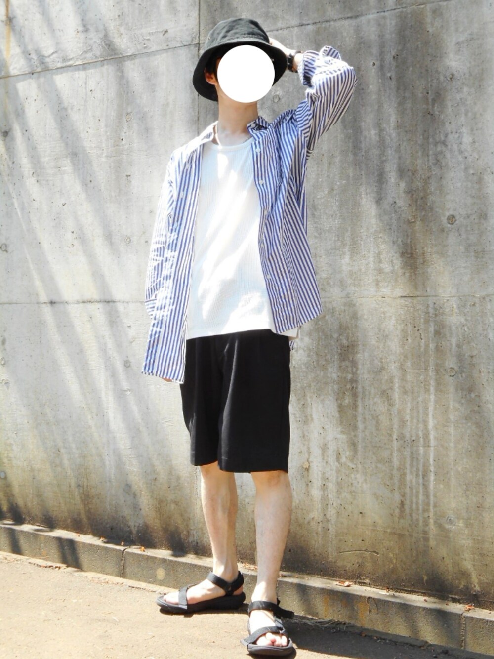 ブラック系のその他パンツ、ブルー系のシャツ/ブラウス、ホワイト系のタンクトップを着用したメンズの夏コーディネートの1枚目の写真