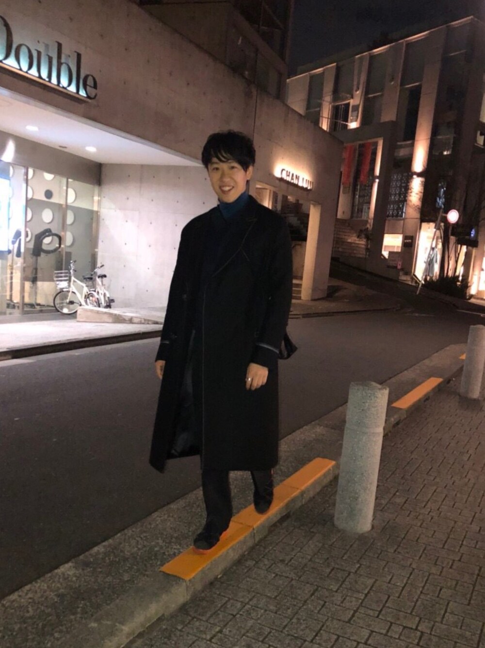 「LANVINのアイテム（チェスターコート、ブラック系）」を使った、かずなりさん（メンズ・174cm）の秋コーディネートの1枚目の写真