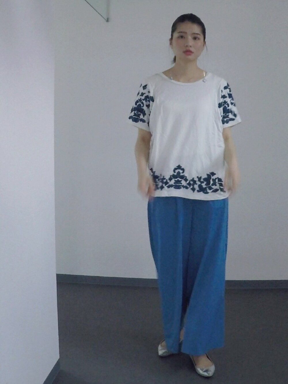 「ブルー、ザラジョ、刺繍、ロングピアス、ハンドメイド」｜「ZARAのアイテム（Tシャツ/カットソー、ホワイト系）」を使った、NANAさん（レディース・168cm）の夏コーディネートの1枚目の写真
